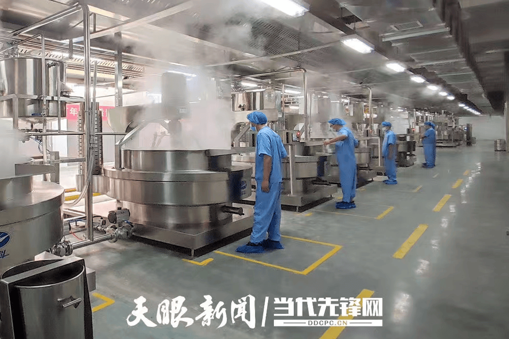 味足 红满坡坚守一线“辣”出新春开门红麻将胡了app【新春走基层】车间飘香年(图2)